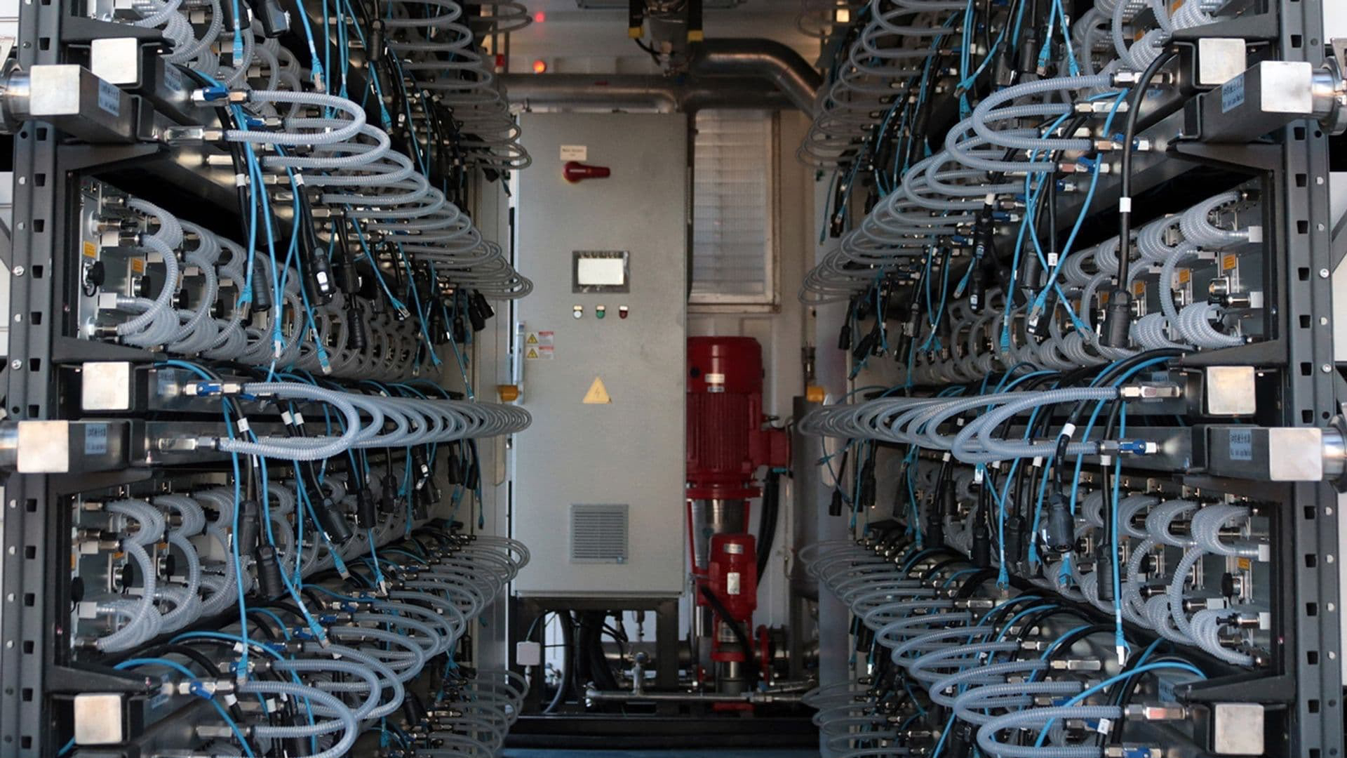 Interiér profesionálneho datacentra s hydro chladením ASIC minerov
