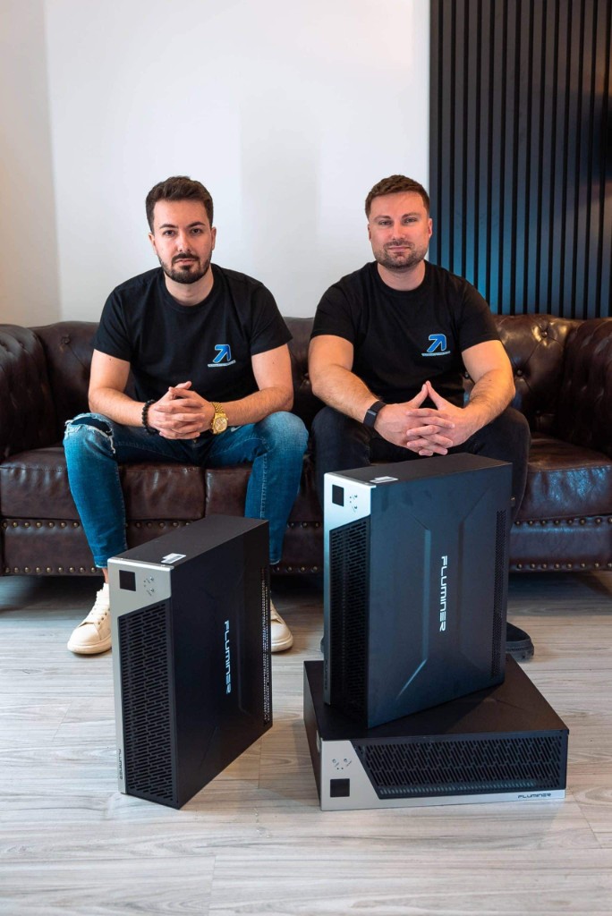 Zakladatelia tazbakryptomeny.sk s ASIC minermi