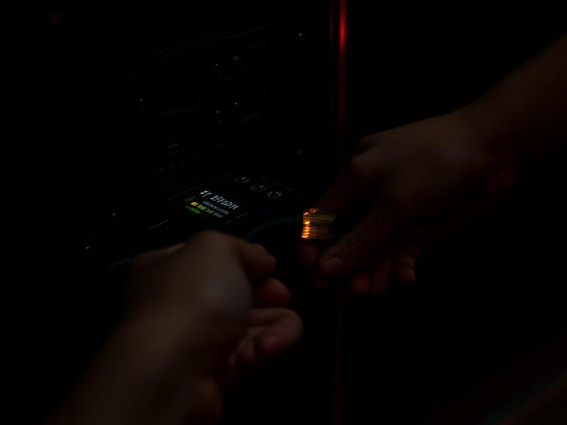 Technik pripája sieťový kábel do ASIC minera
